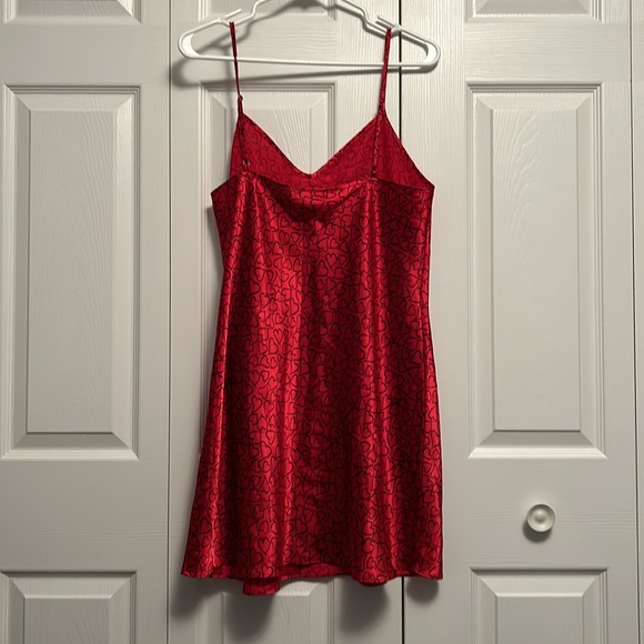 Red heart satin nightgown. Size L - Picture 3 of 4